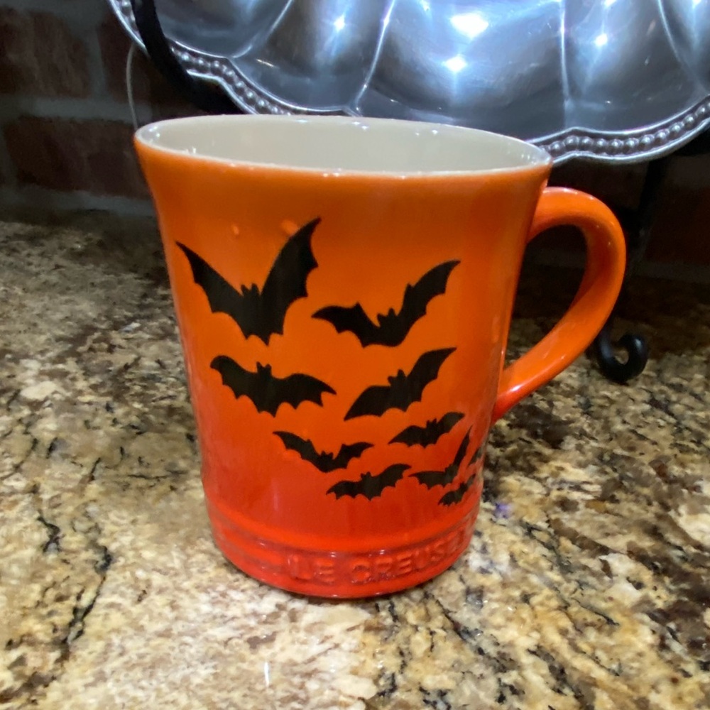 Le Creuset 14oz coffee mug FLAME with black bats -
NEW! LAST ONE 🦇 PRICE FIRM 🦇 - Picture 2 of 8